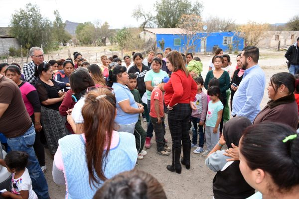 Además de la entrega de apoyos alimenticios, la alcaldesa María Luisa González Achem atendió las demandas de servicios y programas de las familias del ejido Margarito Machado.