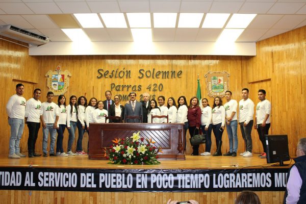 El Ayuntamiento de Parras brinda este reconocimiento cada año a personas que destacan en su vida profesional.