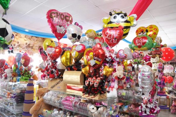 Ya hay tiendas en las que se exhiben peluches, flores, perfumes, chocolates y otros artículos relacionados con la celebración de este día.