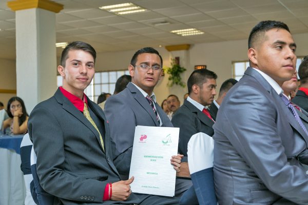 A través de una ceremonia de graduación, 49 profesionales técnicos egresados del CETLAR recibieron sus certificados de conclusión de estudios.