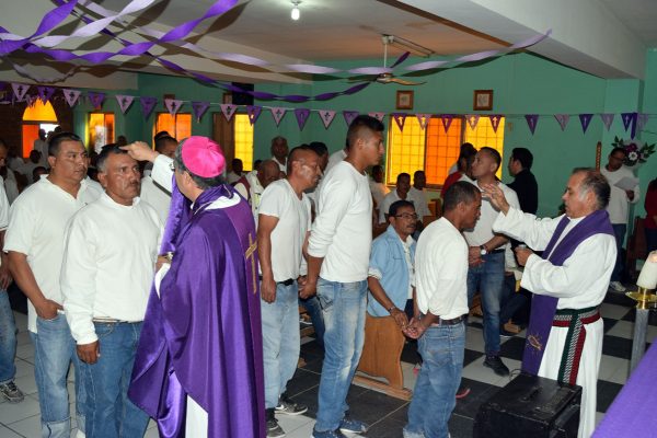 La ceremonia eucarística la ofreció el obispo a los internos que abarrotaron la pequeña capilla del lugar.