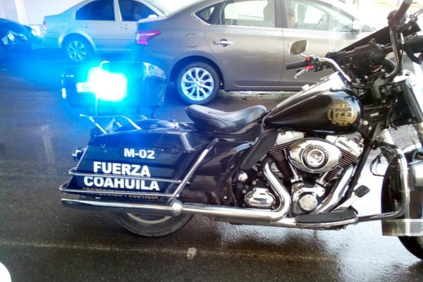 El poco profesionalismo del elemento del grupo policial hizo que no le importara que el taxista llevara pasaje, además de comportarse grosero con la usuaria.