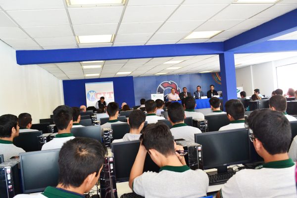 Los alumnos inscritos a este programa estudiarán por las mañanas y realizarán prácticas industriales por la tarde.