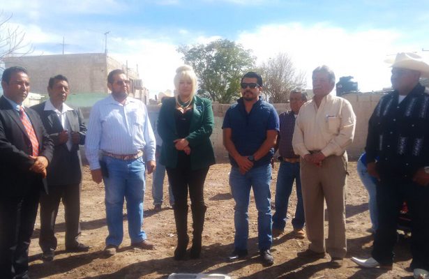 La embajadora de la WFUCA-UNESCO Harriet Turner Rivas encabezó el arranque del programa de vivienda en el ejido El Fénix.