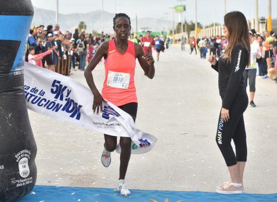 Por las damas, la keniana Leah Jeviwot Kiagent se puso en la punta y ya no la soltó, cronometró 37:54.