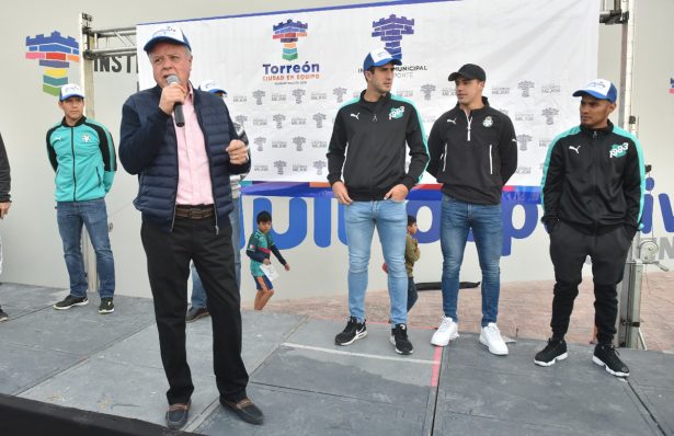 Jorge Zermeño Infante, acompañado de su esposa y los jugadores de Santos Laguna, fueron los encargados de estar en los tres disparos de salida.