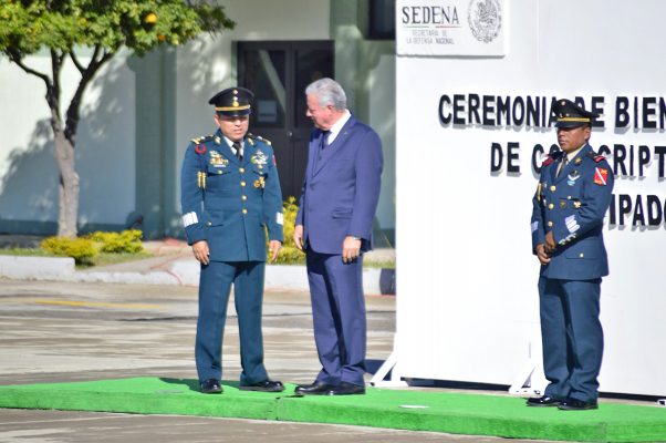 El General Julio César Moreno Mijangos, comandante del 33/o. Batallón de Infantería y el alcalde Jorge Zermeño Infante dieron la bienvenida a los conscriptos del SMN.