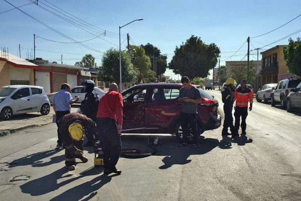Se requirió el apoyo de los bomberos por el reporte de que uno de los conductores no podía salir de su vehículo.