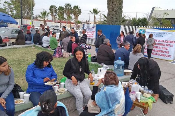 Por tercer día consecutivo continúa la manifestación de docentes de telesecundaria en el estado de Durango.