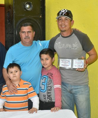 José Alfredo González "El Cepi" recibió el reconocimiento como Campeón de Pitcheo de parte del presidente de la Liga, Jesús Hurtado Ortiz.
