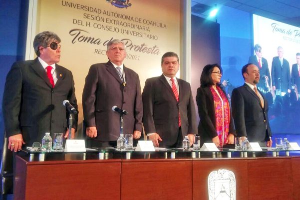 Como invitado de honor, el gobernador Miguel Ángel Riquelme presidió la ceremonia de toma de protesta del nuevo rector de la UA de C, Salvador Hernández Vélez.