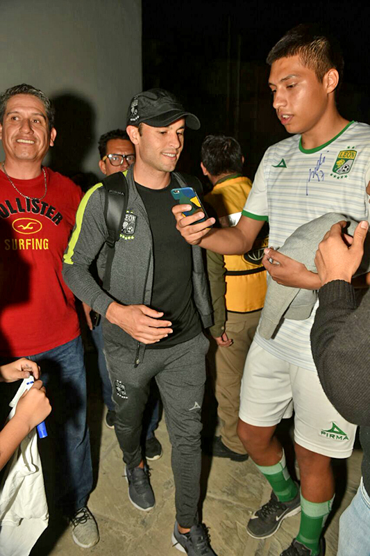 El delantero norteamericano Landon Donovan fue el más asediado por la afición de León que acudió a recibirlos en el Aeropuerto de Torreón.