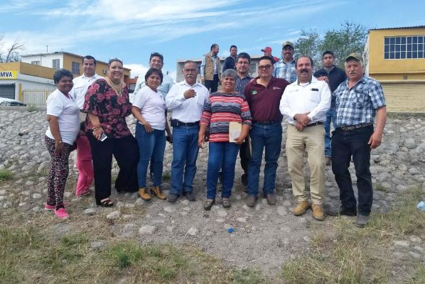 Representantes municipales acompañan al director de la Comisión Nacional de Áreas Protegidas de Cuatro Ciénegas y a los promotores.