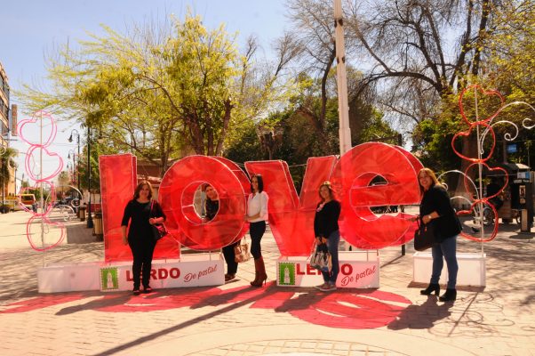 Una gran cantidad de damas acudieron a la Plaza Principal y se tomaron fotografías para celebrar el Día del Amor y la Amistad.
