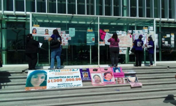 Marchan madres de desaparecidos sobre Paseo de la Reforma