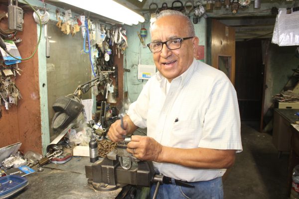 Reconocen sus 65 años como cerrajero