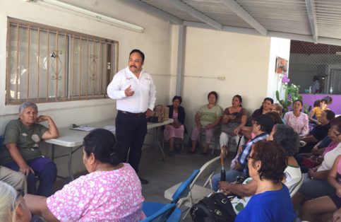 El delegado de PROFECO en la entidad, Isaías González Nava, acudió a la colonia El Calandrio en la capital del estado, donde interactuó con integrantes de los grupos de consumidores, quienes de manera mensual reciben capacitación en diversos temas que los orientan a tomar decisiones de consumo, así como también poner denuncias, quejas y ejercer sus derechos. / El Sudcaliforniano