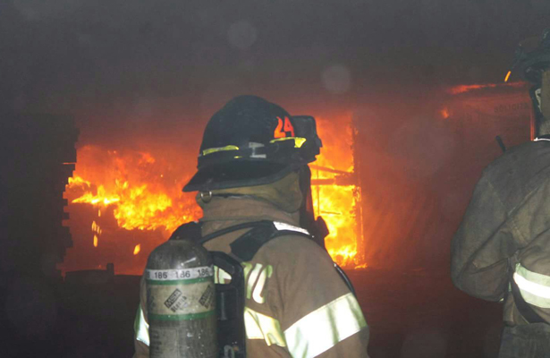 Estallido causa incendio en Plaza Puerto Paraíso de Los Cabos