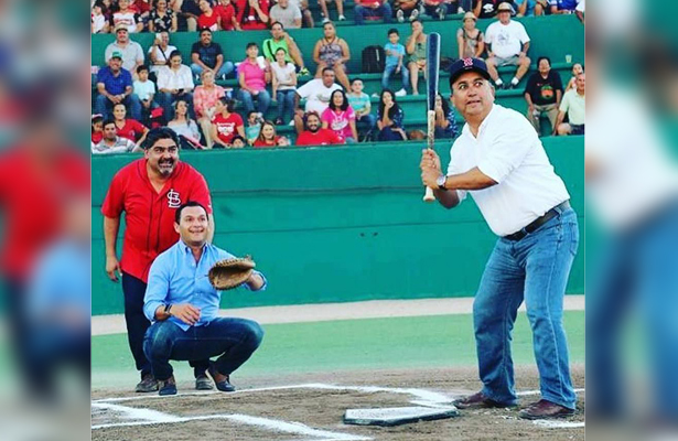 El alcalde Francisco Pelayo, acompañado del diputado local Edson Gallo Zavala, inauguró el Campeonato Estatal de Beisbol en el estadio Rodolfo “Fito” Montaño. / El Sudcaliforniano