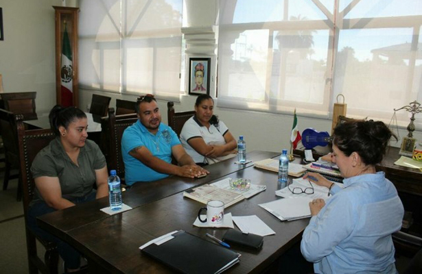 Representantes de la liga femenil de softbol de Loreto se reunieron con la presidenta municipal de Loreto, Arely Arce Peralta, para atender algunas necesidades de la misma. / El Sudcaliforniano