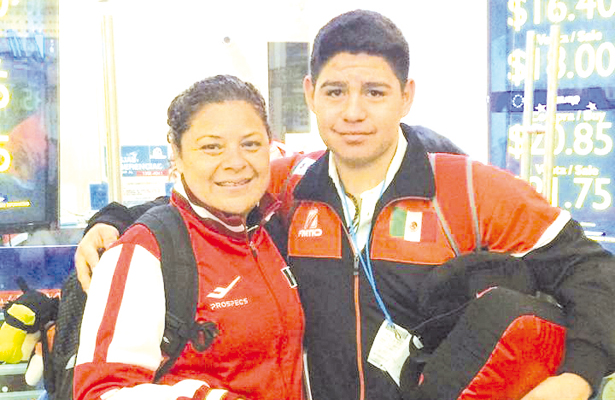 EL taekwdoín Eduardo Guluarte Agúndez y la juez Verónica Cid Martínez están ya en Egipto donde se desarrollará el Campeonato Mundial Cadetes. / El Sudcaliforniano