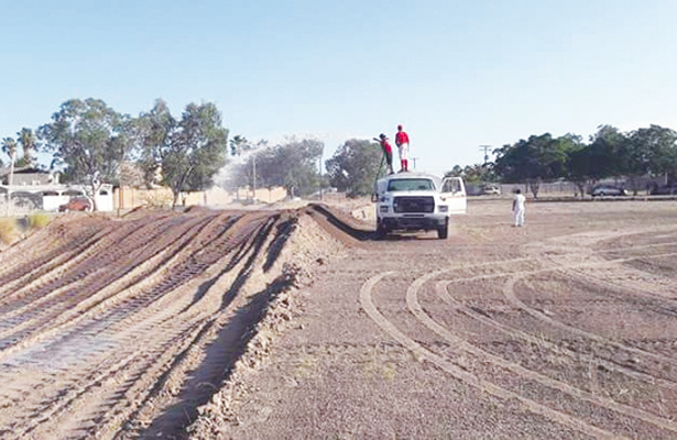 Dio inicio la preparación de la pista que se utilizará en el primer evento de motocross y ATV, en Loreto los días 27 y 28 de octubre. (Raúl Villalobos) / El Sudcaliforniano