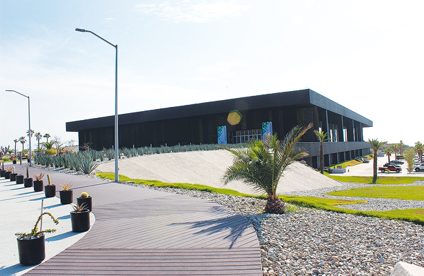 Concesionan los centros de convenciones