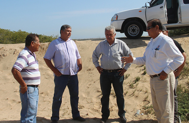 Acompañado del secretario general, el alcalde Humberto Gutiérrez instruye a delegado de San Carlos sobre acciones preventivas ante amenaza de huracán Bud. Cortesía / El Sudcaliforniano