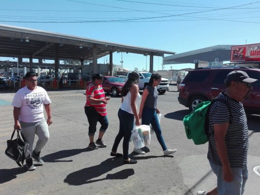 Sale mejor comprar ropa que abarrotes en el otro lado