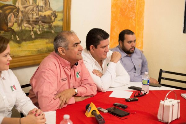 Quien empadrona automóviles ilegales realiza un acto ilegal: Gilberto Gutiérrez